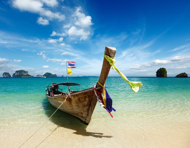 Bateau à longue queue sur la plage Thaïlande