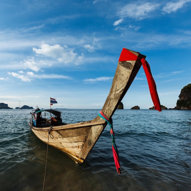 Bateau à longue queue sur la plage Thaïlande