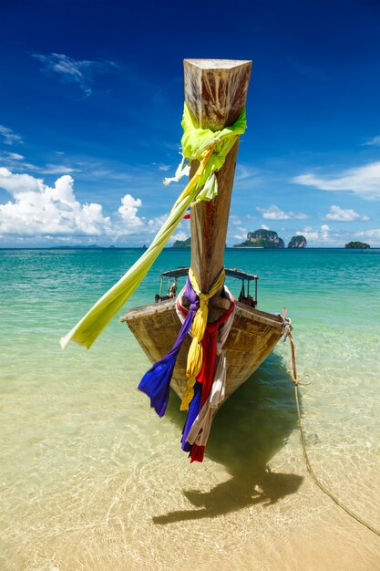 Bateau à longue queue sur la plage, Thaïlande