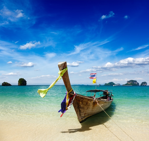 Bateau à longue queue sur la plage, Thaïlande