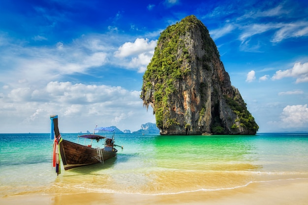 Bateau à longue queue sur la plage, Thaïlande