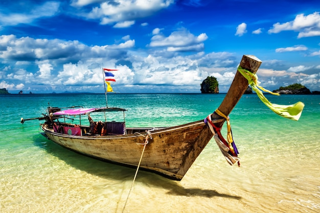 Bateau à longue queue sur la plage, Thaïlande