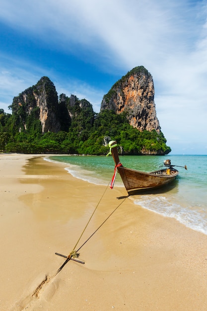 Bateau à longue queue sur la plage, Thaïlande