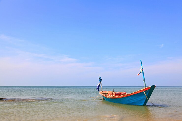 Bateau à longue queue sur la plage, Thaïlande