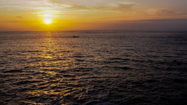 Bateau à la lumière du coucher du soleil sur l'île de Lembongan, Bali