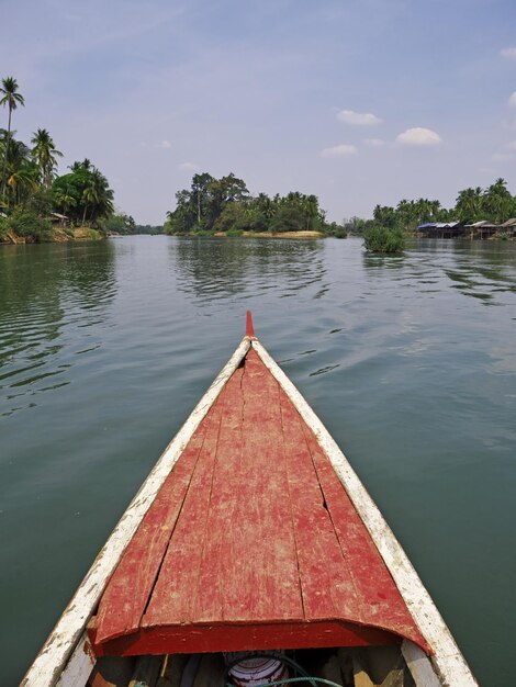 Le bateau sur le Mékong au sud du Laos