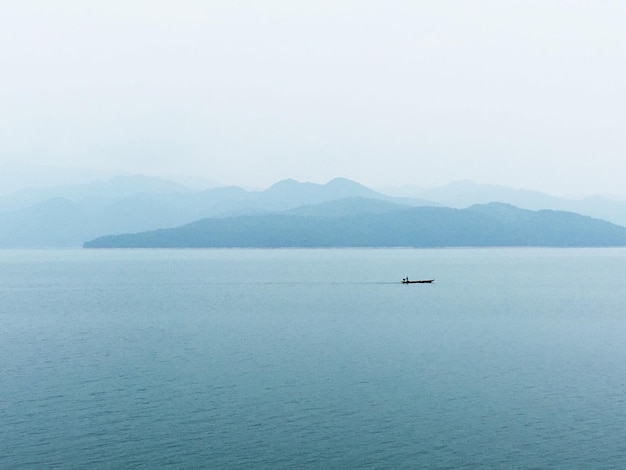 Bateau en mer contre un ciel dégagé