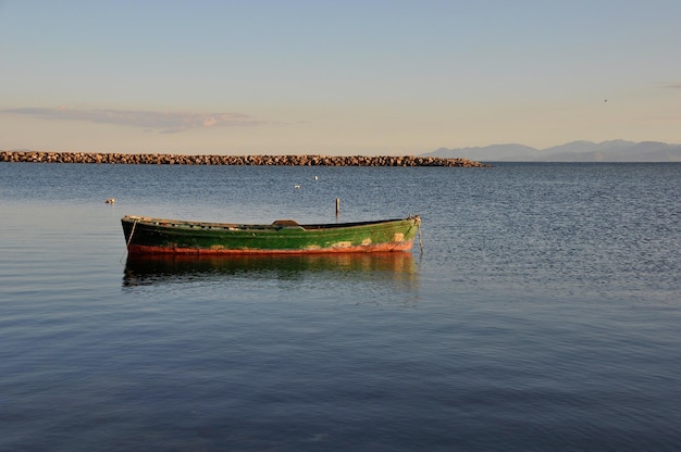 Bateau en mer contre un ciel dégagé