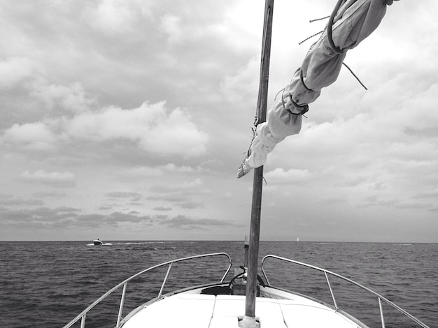 Un bateau sur la mer contre le ciel