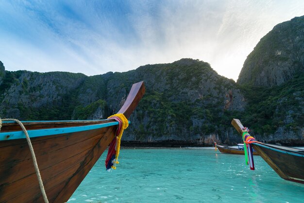 Photo un bateau en mer contre des montagnes