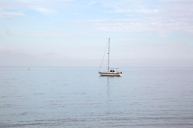 Bateau en mer, Cushendun, comté d'Antrim, en Irlande du Nord, en Europe