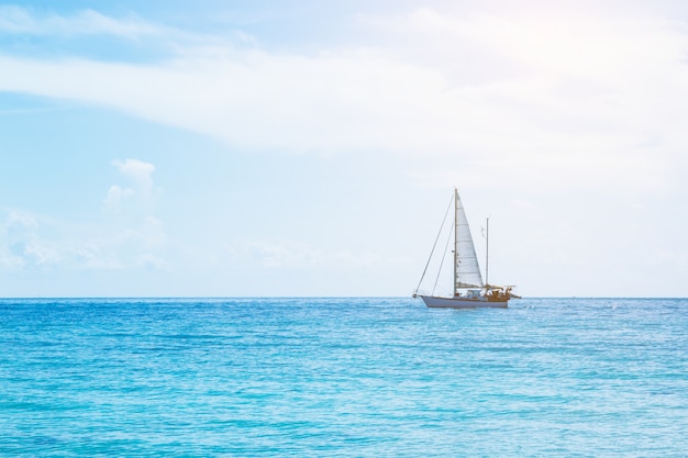 Bateau sur la mer. Île de Lipe, Koh Lipe, province de Satun Thaïlande