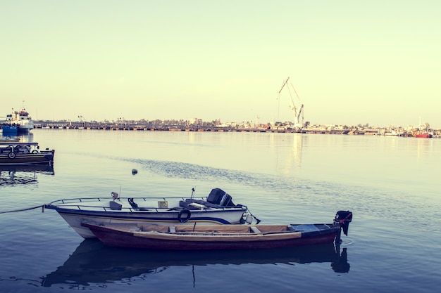 Bateau sur la mer d'Oman entouré de grues par une journée ensoleillée en Irak