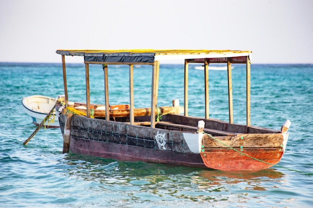 Un bateau en mer à Zanzibar