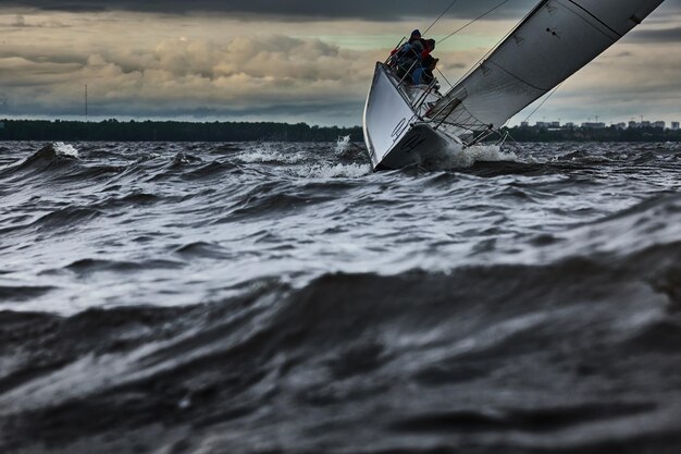 Photo un bateau en mer