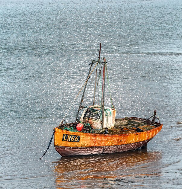 Photo un bateau en mer