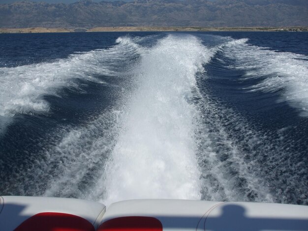 Photo un bateau en mer