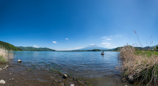 Bateau et mont fuji dans la soirée au lac kawaguchiko