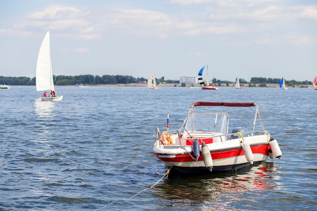 Bateau à moteur amarré au rivage, près de la ville de Volgograd