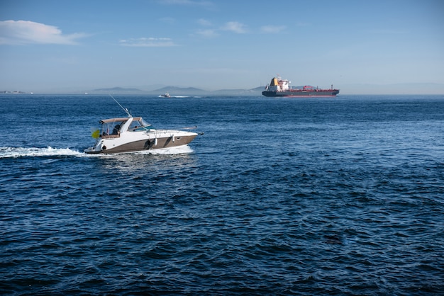 Bateau à moteur et un cargo dans la mer Noire