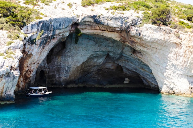 Bateau à moteur dans les grottes bleues