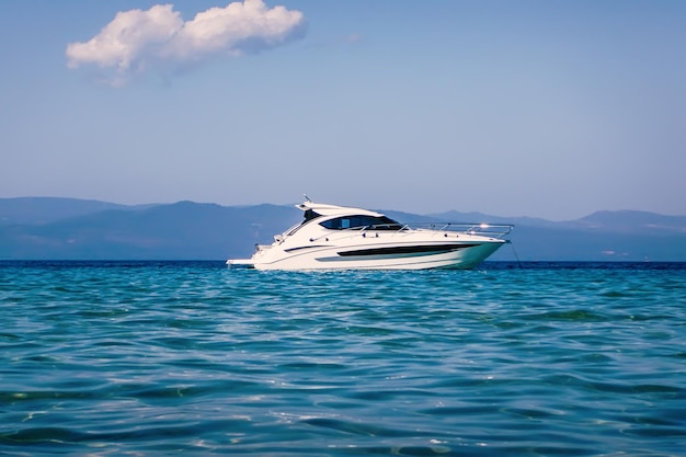 Bateau à moteur flottant sur une eau turquoise claire