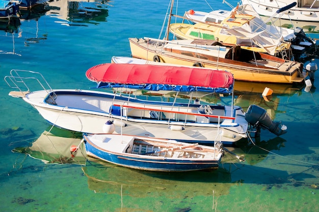 Bateau à moteur en mer Adriatique à Dubrovnik, Dalmatie, Croatie