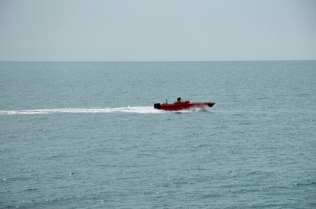 Bateau à moteur en mer par une journée ensoleillée