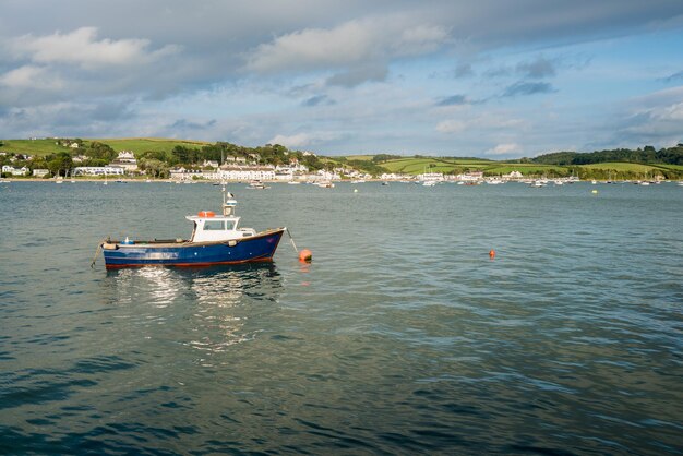 Bateau à moteur de pêche bleu amarré dans l'estuaire à Appledore Devon