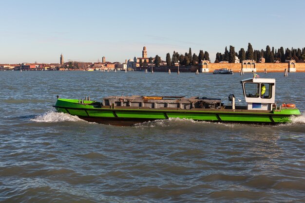 Bateau à moteur pour le transport de marchandises dans le canal de Venise