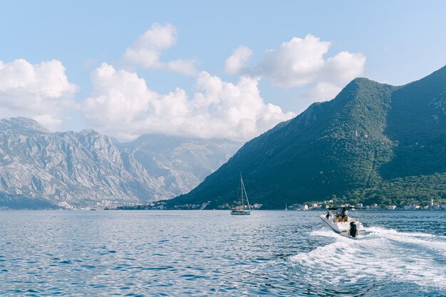 Un bateau à moteur traverse l'eau dans la baie de Kotor au Monténégro. Le concept du tourisme maritime