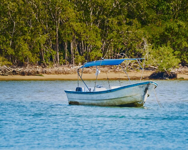 Photo bateau à moteur vide de personnes ancrées au milieu de la mer