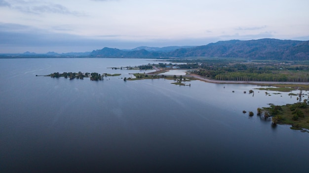 Bateau à moteur vue aérienne sur un lac