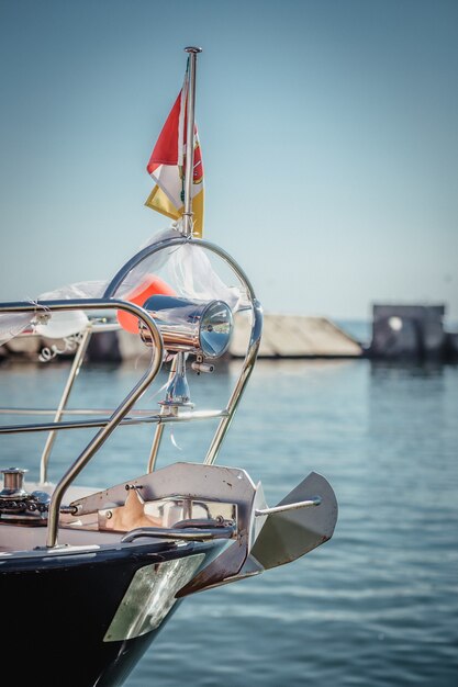 Bateau à moteur, yacht décoré de fleurs et de ballons pour mariage