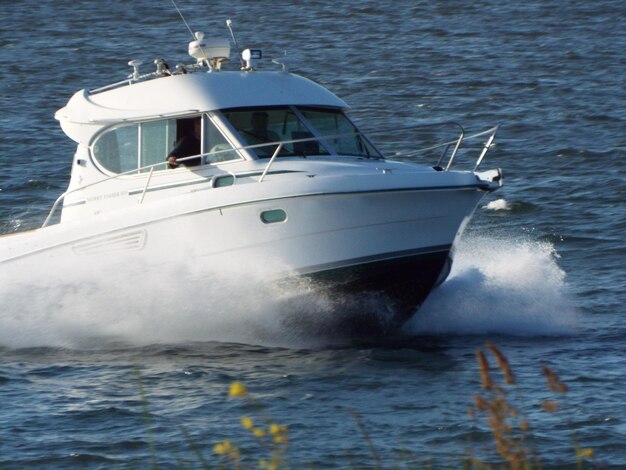 Photo un bateau navigant en mer