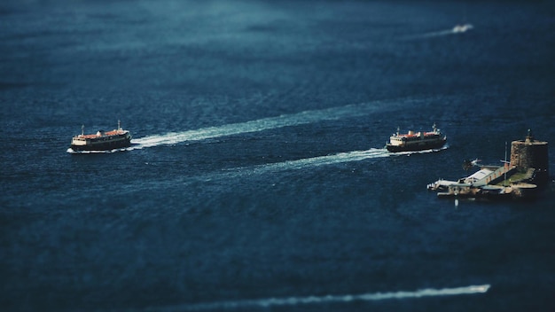 Un bateau navigant en mer