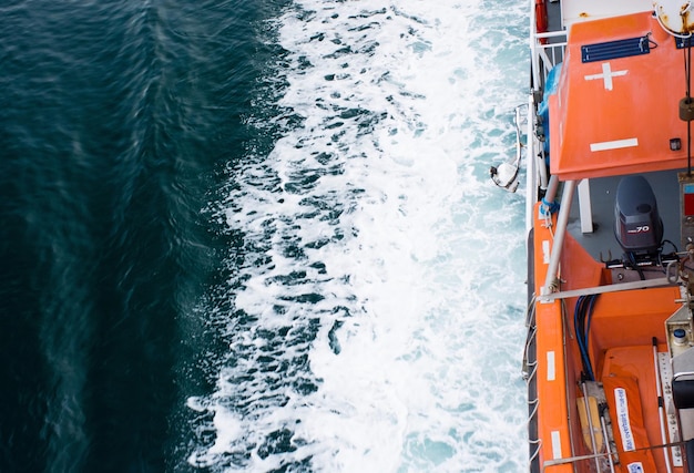 Un bateau navigant en mer