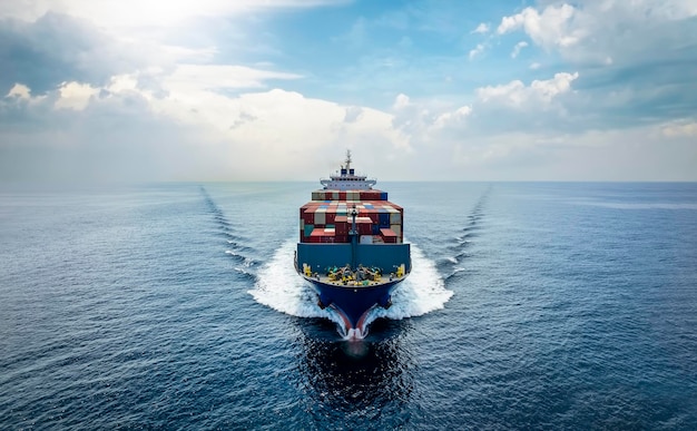 Photo un bateau naviguant dans la mer contre le ciel