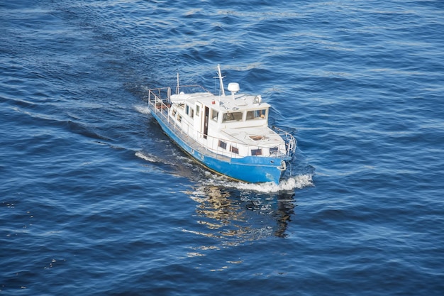 Bateau naviguant dans les mers du nord de la zone côtière.