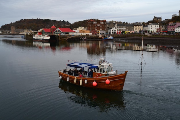 Photo un bateau naviguant dans la rivière contre le ciel