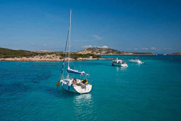 Bateau naviguant face à l'île Santa Maria