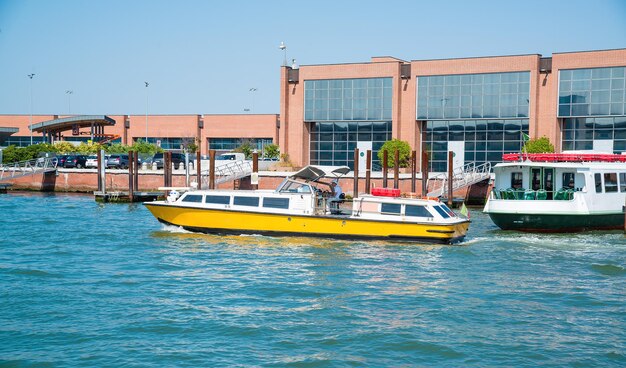 Bateau naviguant le long du Grand Canal à Venise Italie