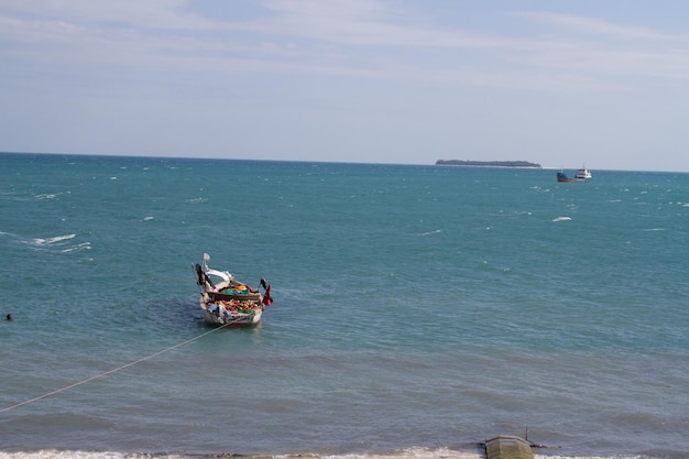 Un bateau naviguant sur la mer contre le ciel