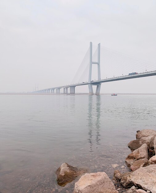 Photo un bateau navigue sur l'eau sous un pont