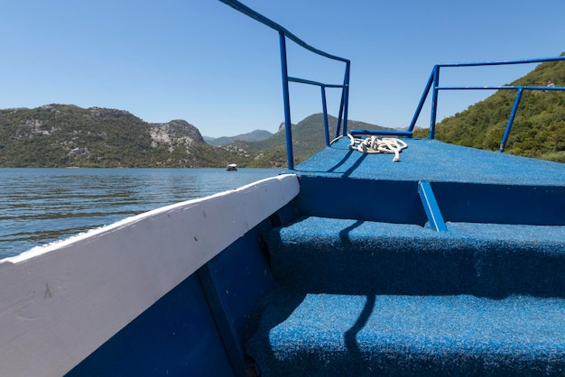 Le bateau navigue le long du lac Skadar Monténégro