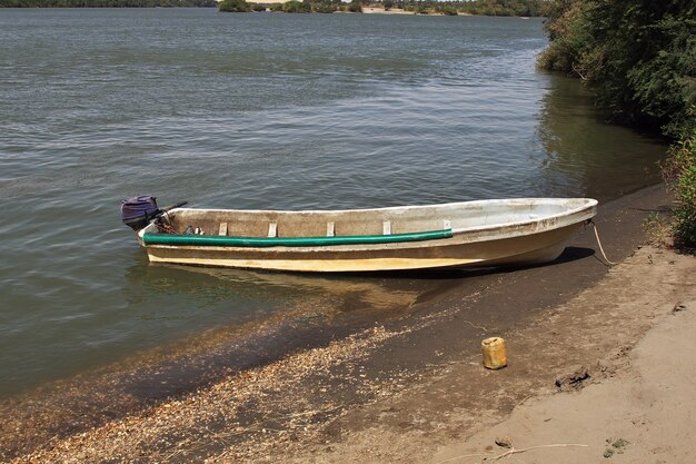 Le bateau sur le Nil près de l'île de Sai, au Soudan