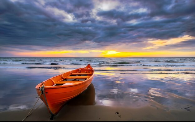 Un bateau orange dans des eaux calmes près d'une plage Un paysage calme et tranquille