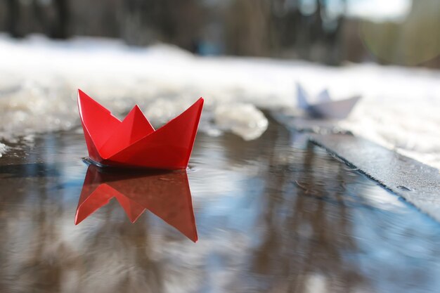 Bateau en papier dans une piscine