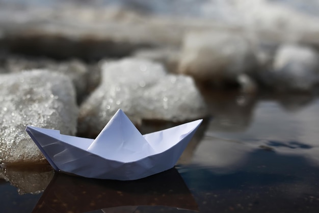 Photo bateau en papier dans une piscine