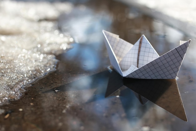 Bateau en papier dans une piscine